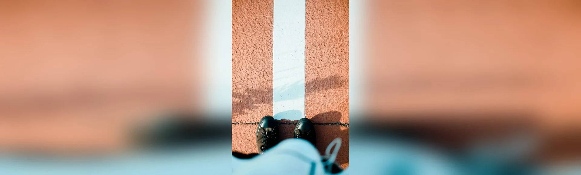 Pessoa a caminhar em frente, simbolizando evolução