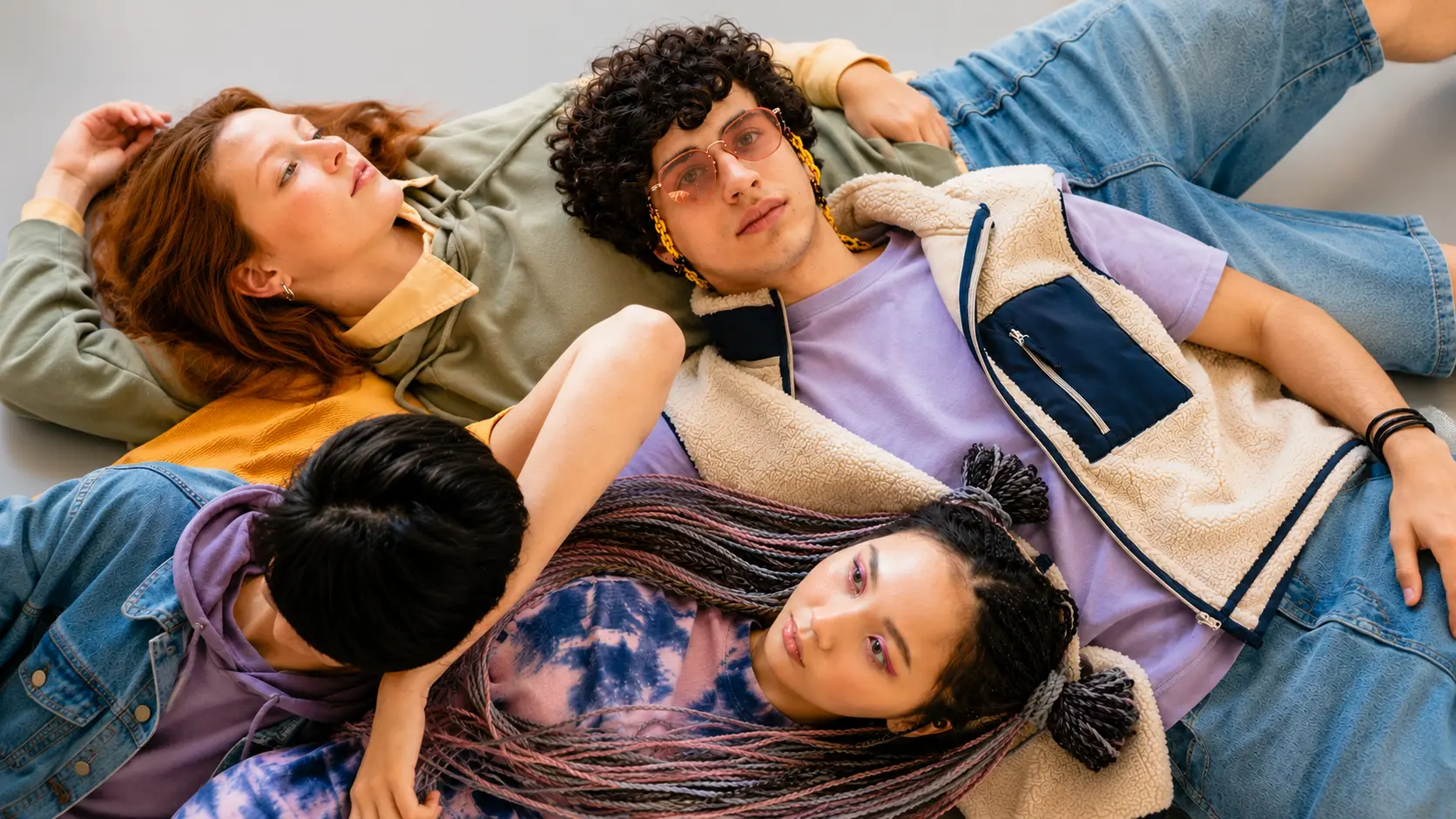 Adolescente isolado no seu mundo, simbolizando afastamento, autonomia e desenvolvimento adolescente — MindRise