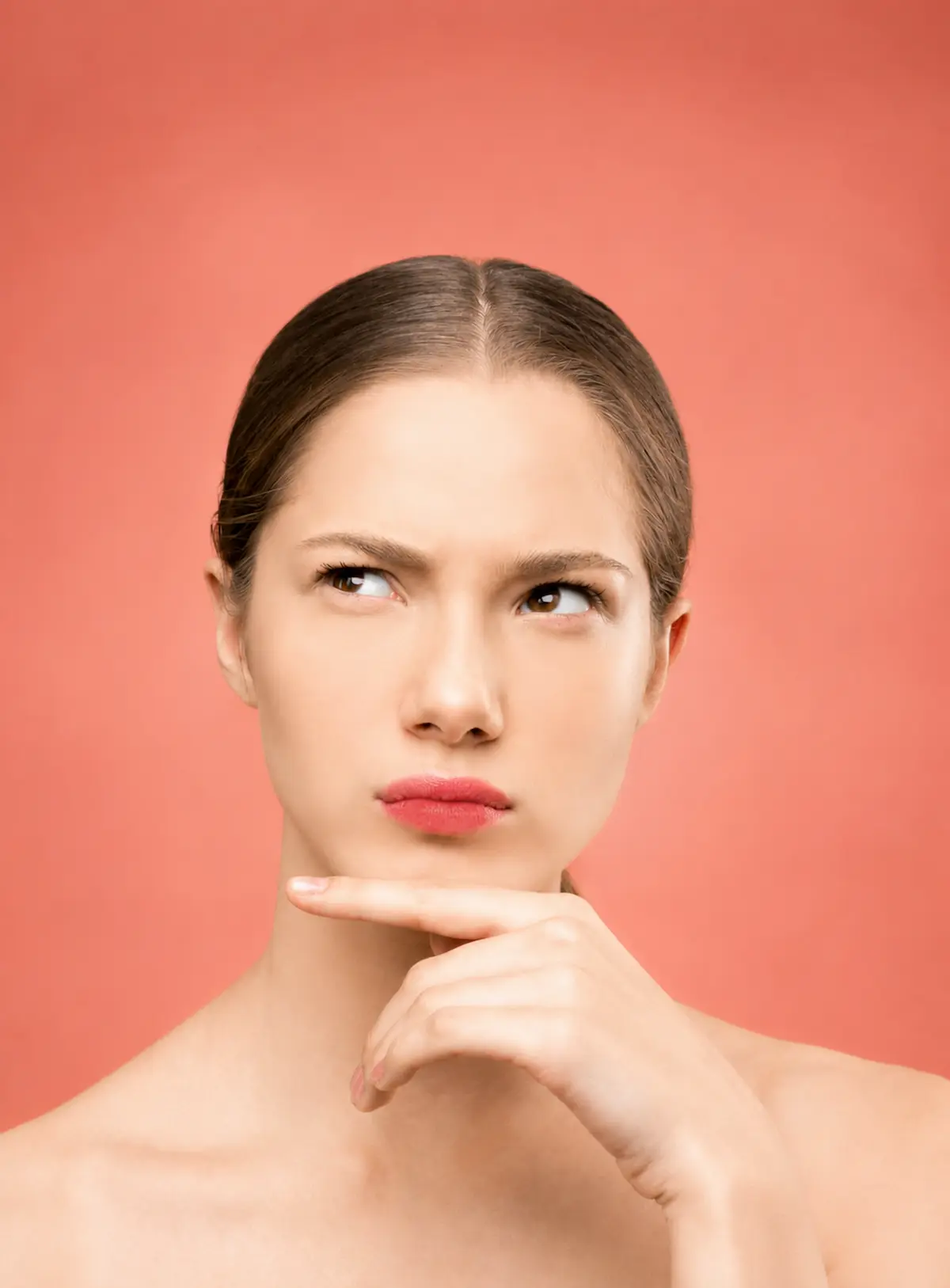 Mulher com expressão pensativa, representando incerteza e reflexão emocional