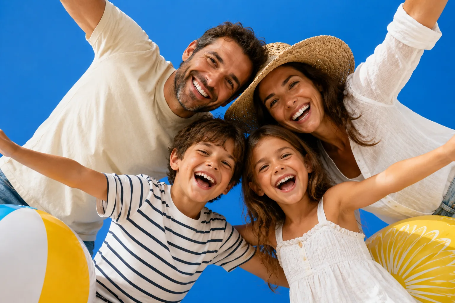 Pais e dois filhos juntos durante as férias de verão, num momento de proximidade familiar